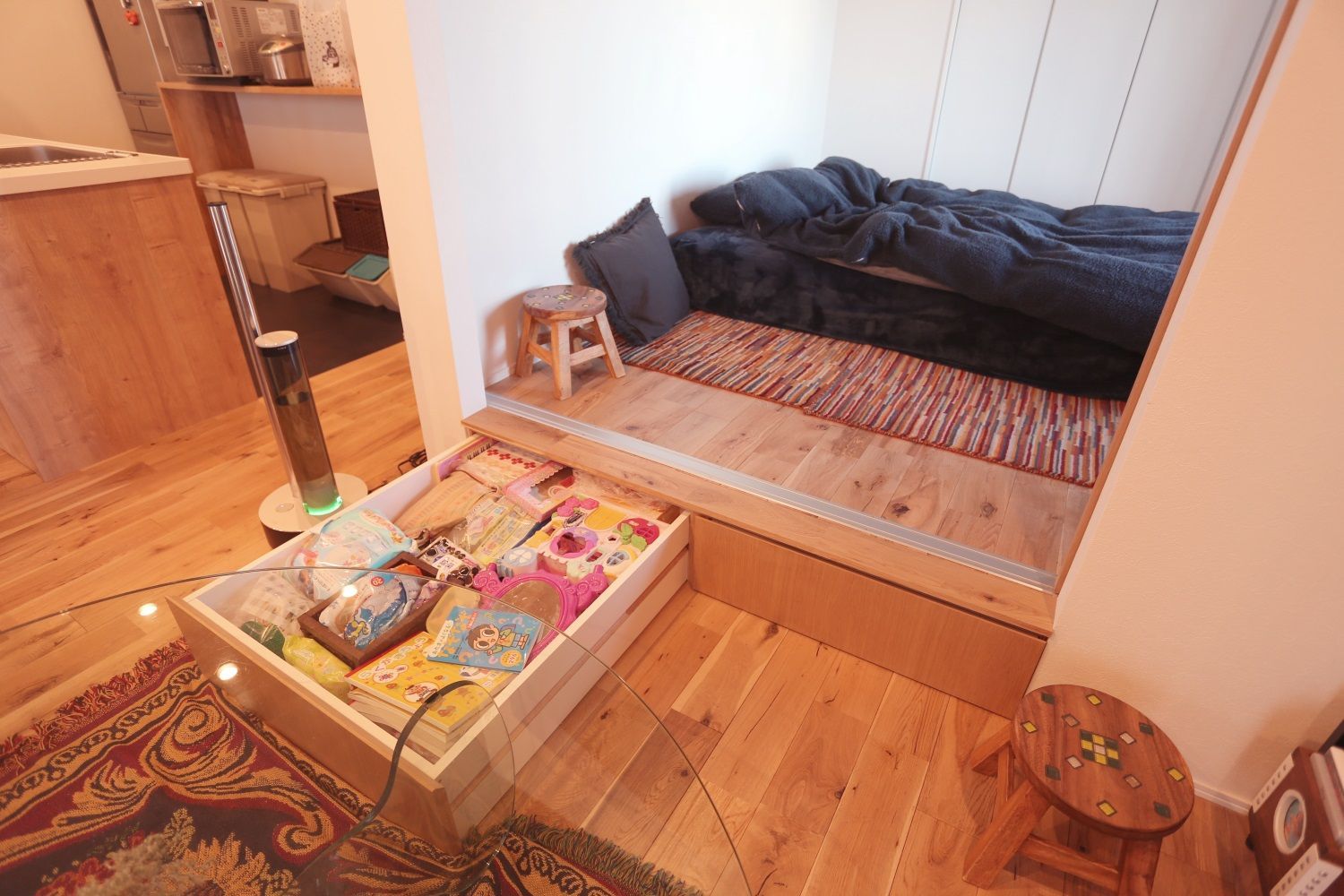【リノベ購入者インタビュー】ロッジな暮らし。リビングに山小屋風小上がりとウッドパネル